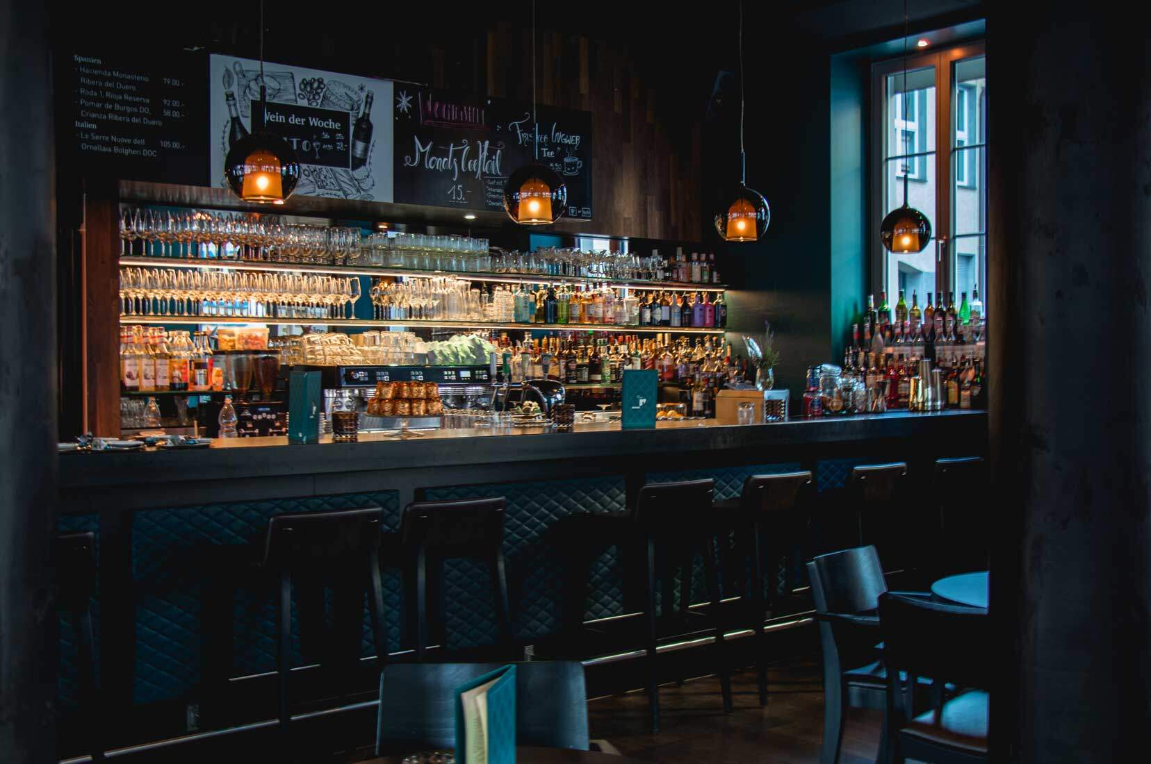 Beleuchtete Bar im News Café