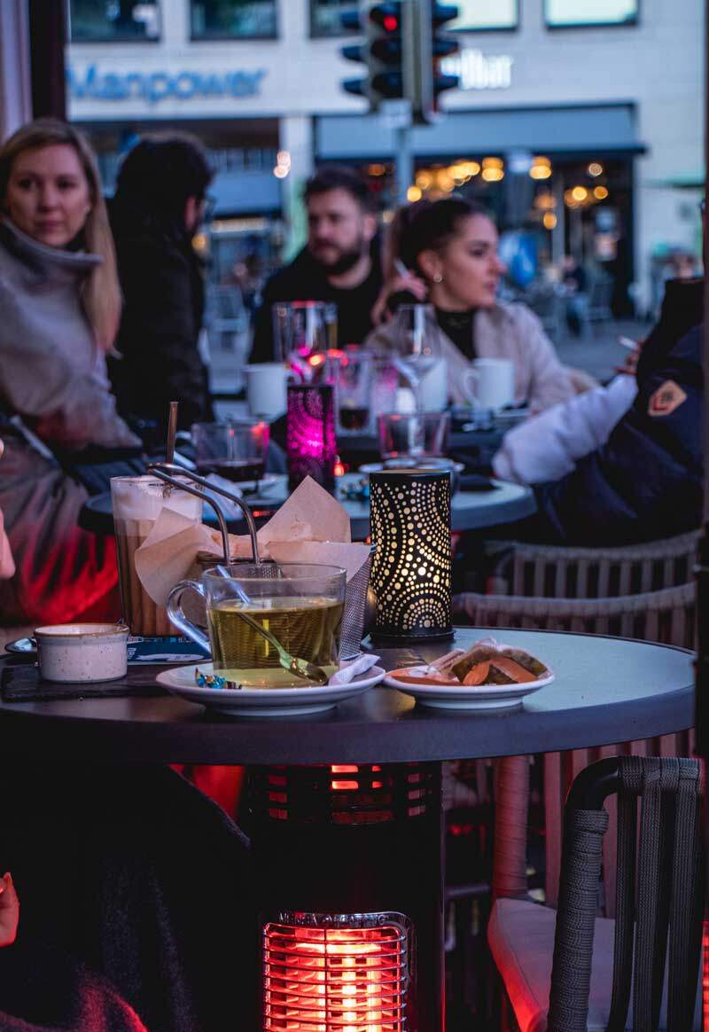 Abendstimmung vor dem News Café in St. Gallen